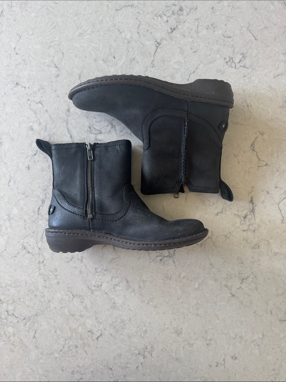 UGG Australia Neevah Black Zip up/ Lined Leather Boots Women’s size 6